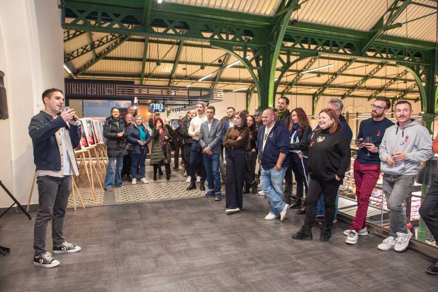 Популярни личности, лекари и пациенти застанаха заедно срещу ХИВ стигмата.