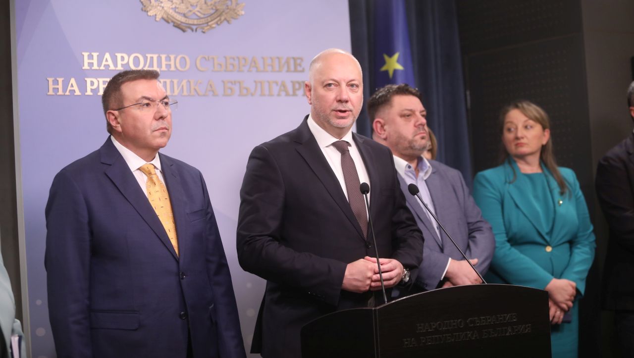 <p>Днес правителството взе решение да оттегли проектите за Държавния бюджет, НЗОК и ДОО. Това каза след Съвета за съвместно управление премиерът Росен Желязков. Това означава нова бюджетна процедура, уточни той.</p>