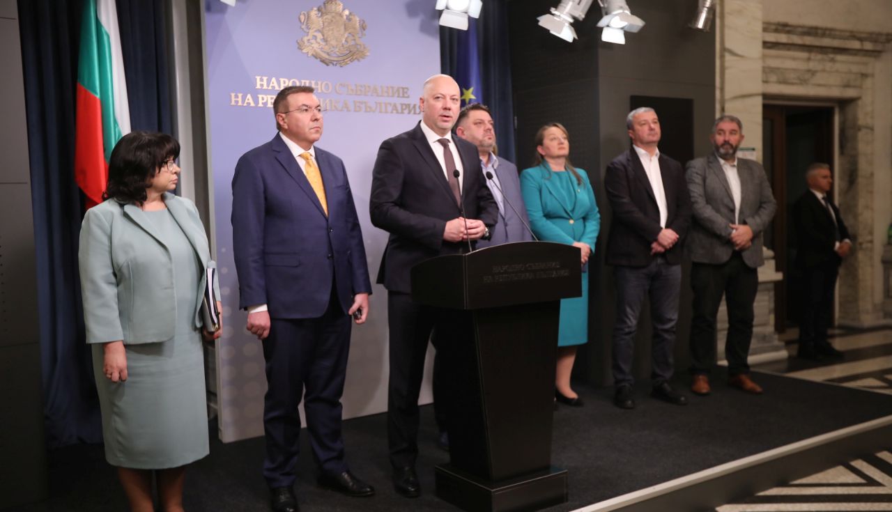 <p>Днес правителството взе решение да оттегли проектите за Държавния бюджет, НЗОК и ДОО. Това каза след Съвета за съвместно управление премиерът Росен Желязков. Това означава нова бюджетна процедура, уточни той.</p>