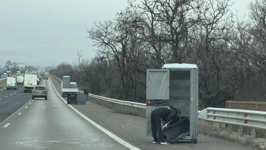 Химически тоалетни паднаха от камион на АМ „Тракия“