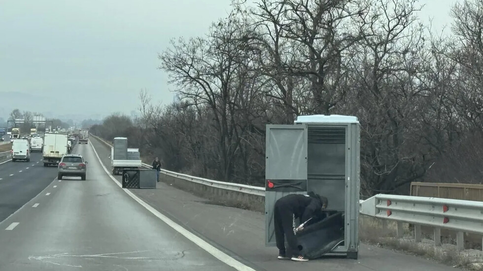 Химически тоалетни паднаха от камион на АМ „Тракия“
