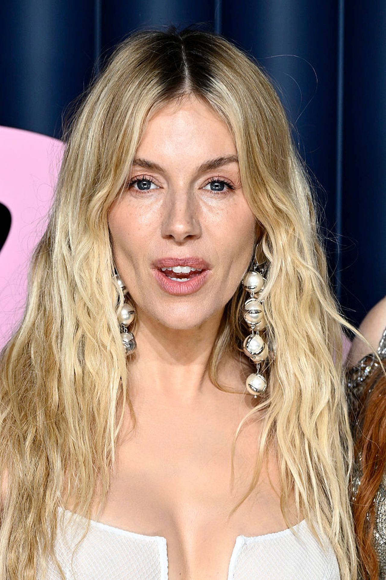 <p>Холивудската звезда Сиена Милър разкри, че е бременна с третото си дете на червения килим в понеделник вечерта на 2 декемвр. Милър се появи с прозрачна бяла рокля</p>