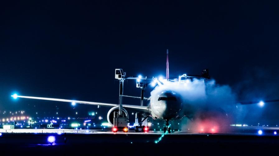 Пожар на самолет от Москва с над 400 души