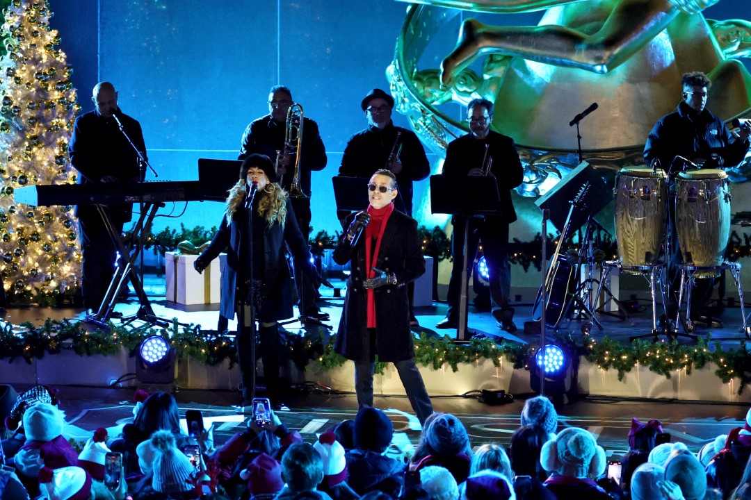 <p>Местни жители и туристи от цял свят се осмелиха да пренебрегнат тълпите и студа в сряда, чакайки с часове на опашка, за да зърнат емблематичната коледна елха на Рокфелер център, осветена за празничния сезон.</p>