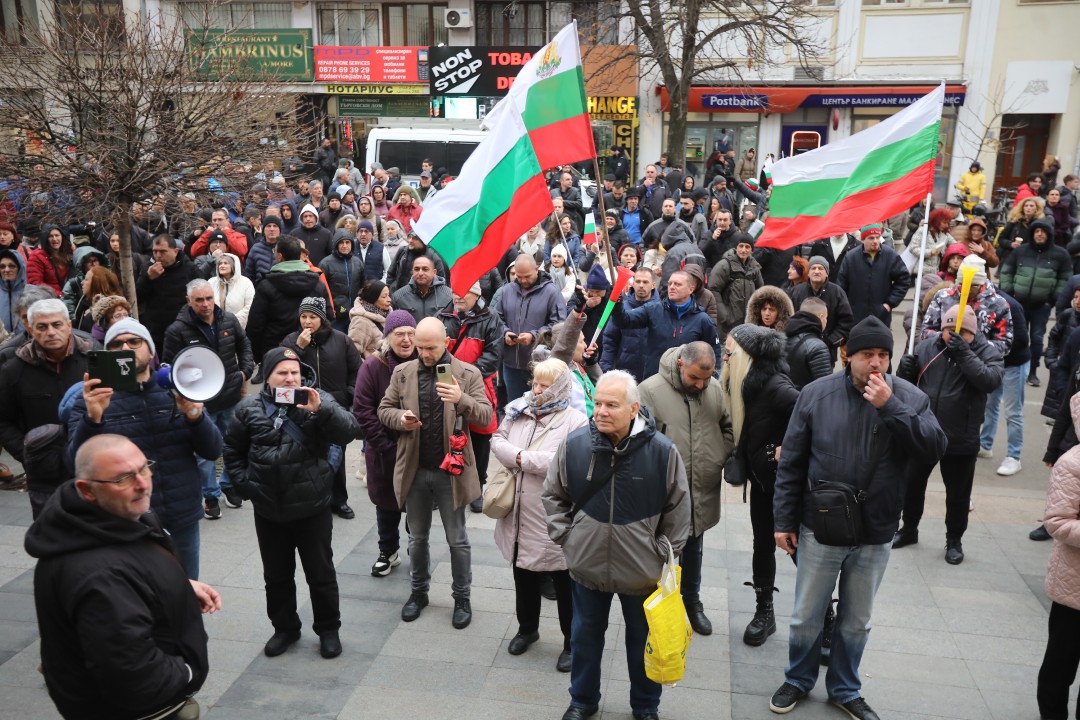 <p>Привърженици на &quot;Величие&quot; протестират пред Съдебната палата в София в защита на задържаните по делото &quot;Исторически парк&quot;. С викове &quot;Оставка&quot;, &quot;Мразим ви безплатно&quot; и &quot;Свобода&quot; те посочиха, че искат освобождаването на Анатоли Савов, Николай Хитов, Пламен Кънчев, Бисер Сивков, Ефтим Вълчанов, Емил Ефтимов и Николай Куцаров.</p>