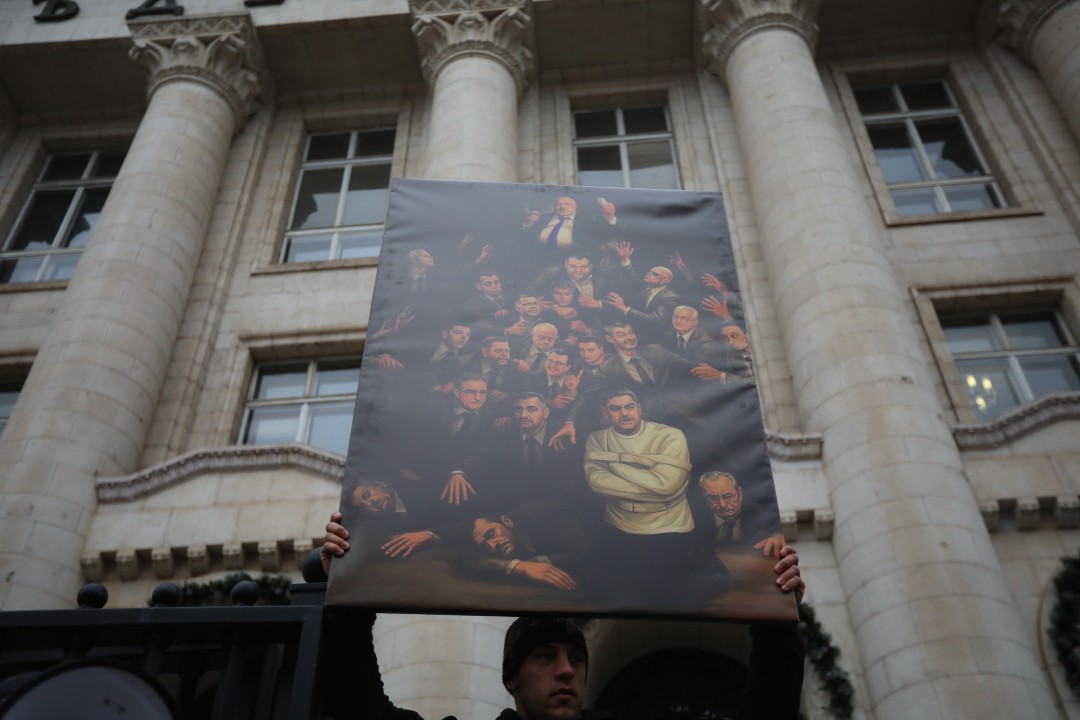 <p>Привърженици на &quot;Величие&quot; протестират пред Съдебната палата в София в защита на задържаните по делото &quot;Исторически парк&quot;. С викове &quot;Оставка&quot;, &quot;Мразим ви безплатно&quot; и &quot;Свобода&quot; те посочиха, че искат освобождаването на Анатоли Савов, Николай Хитов, Пламен Кънчев, Бисер Сивков, Ефтим Вълчанов, Емил Ефтимов и Николай Куцаров.</p>