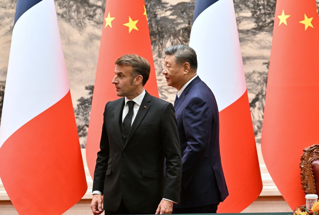 <p>Китай и Франция трябва да се възползват от възможностите и да разширят сътрудничеството си, каза днес китайският президент Си Цзинпин на срещата си с френския президент Еманюел Макрон в Пекин, предаде китайската новинарска агенция Синхуа.</p>