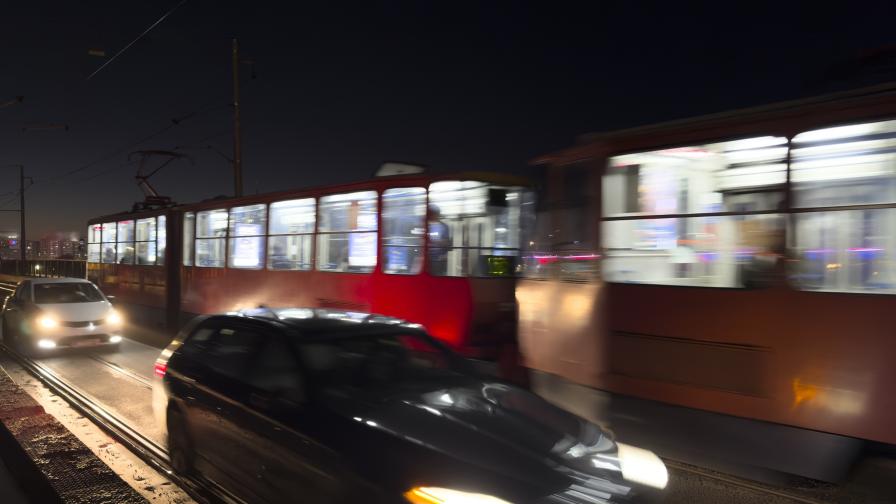 Два трамвая се сблъскаха на бул. "Шипченски проход" в София