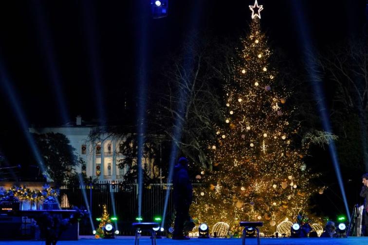 Мелания Тръмп озари Вашингтон с коледни светлини