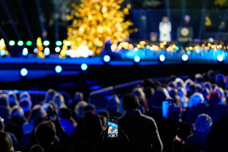 <p>Първата дама на САЩ Мелания Тръмп запали светлините на коледното дърво в американската столица в студената вечер снощи, предаде Асошиейтед прес.</p>