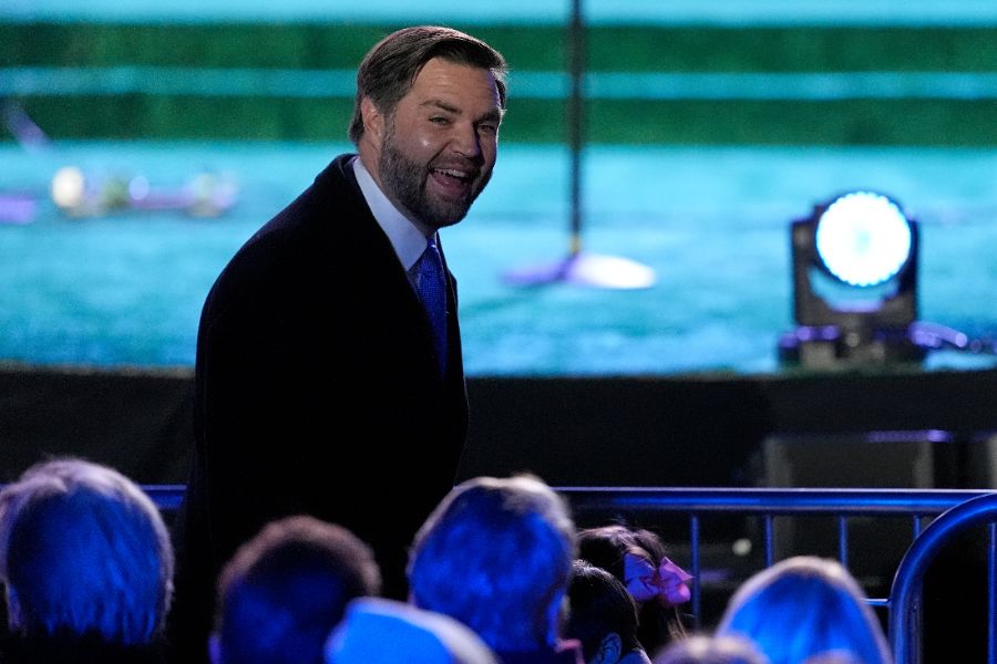 <p>Първата дама на САЩ Мелания Тръмп запали светлините на коледното дърво в американската столица в студената вечер снощи, предаде Асошиейтед прес.</p>