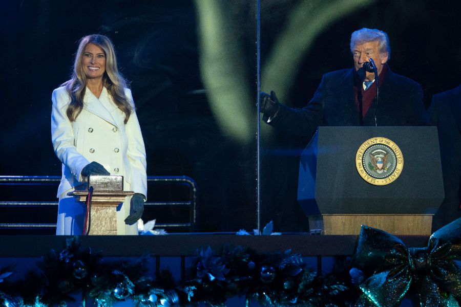 <p>Първата дама на САЩ Мелания Тръмп запали светлините на коледното дърво в американската столица в студената вечер снощи, предаде Асошиейтед прес.</p>