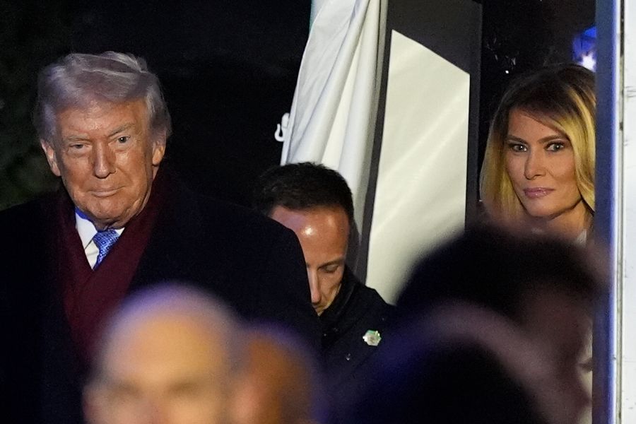 <p>Първата дама на САЩ Мелания Тръмп запали светлините на коледното дърво в американската столица в студената вечер снощи, предаде Асошиейтед прес.</p>