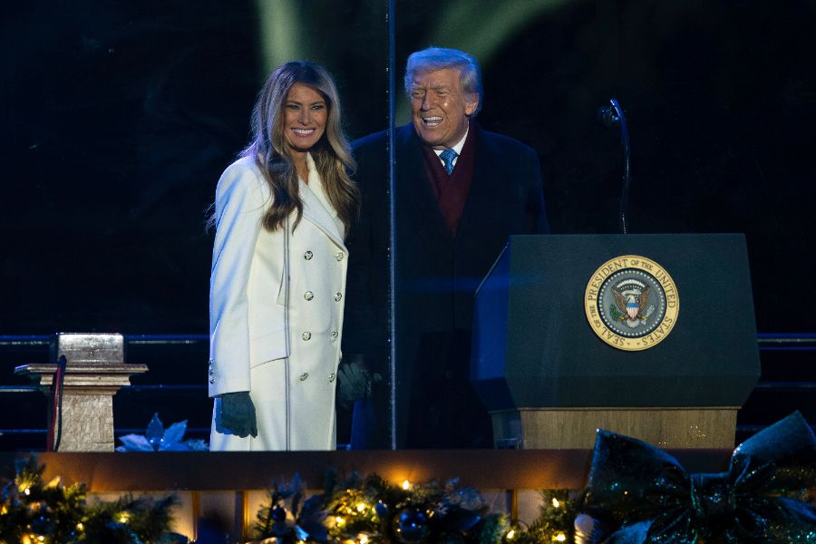 <p>Първата дама на САЩ Мелания Тръмп запали светлините на коледното дърво в американската столица в студената вечер снощи, предаде Асошиейтед прес.</p>