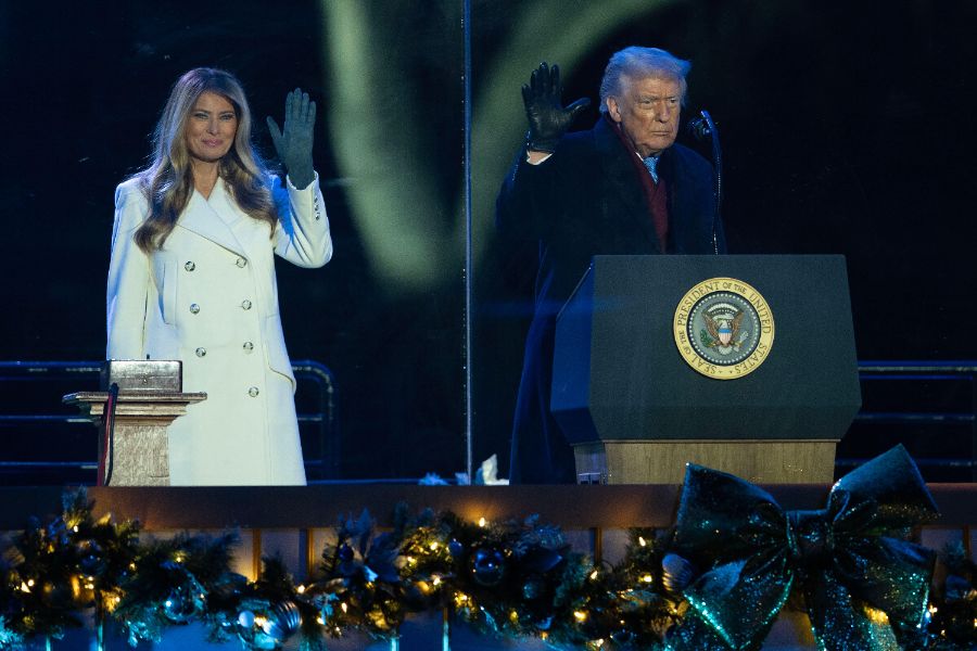 <p>Първата дама на САЩ Мелания Тръмп запали светлините на коледното дърво в американската столица в студената вечер снощи, предаде Асошиейтед прес.</p>