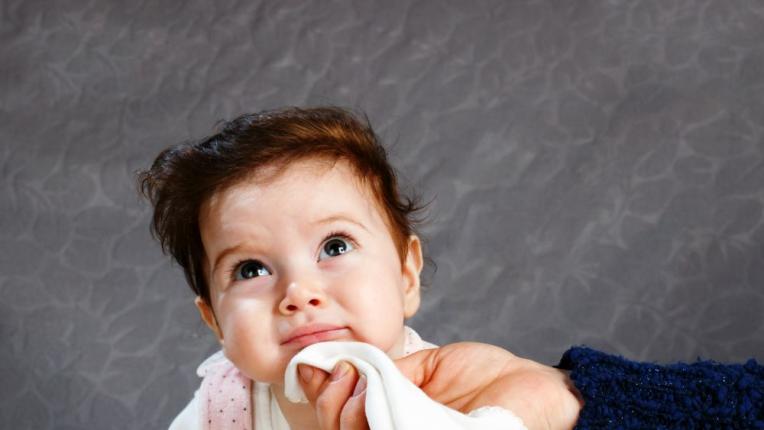 Как да се справите с повръщане или <b>хълцане</b> <b>след</b> <b>хранене</b> при 11-месечно бебе?