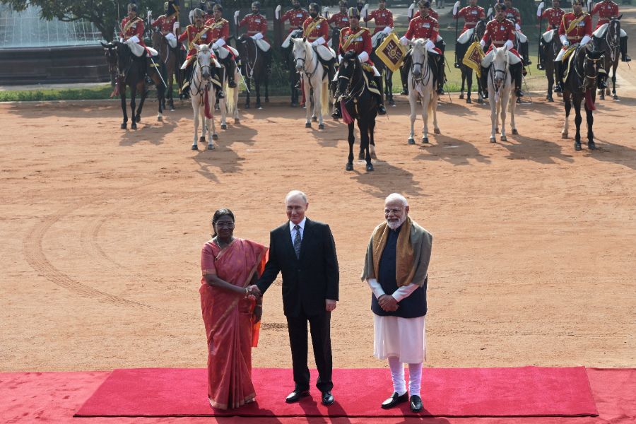 <p>Руският президент Владимир Путин и индийският премиер Нарендра Моди стартираха днес преговорите си в Делхи, предаде Ройтерс.</p>