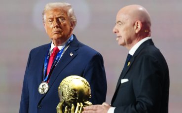 Доналд Тръмп с Наградата за мир на ФИФА