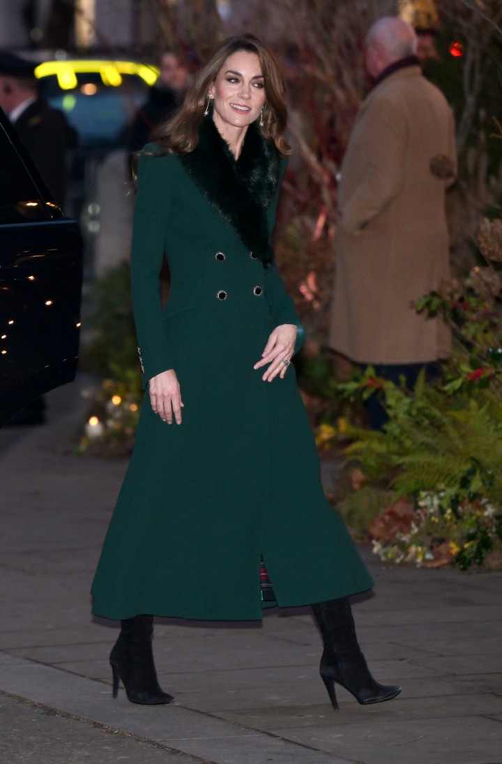 <p>Кралското трио се появи заедно с Кейт Мидълтън на годишната ѝ служба с коледни песни в Уестминстърското абатство в Лондон. Те пристигнаха с принц Уилям, тъй като принцеса Кейт беше на място по-рано, за да посрещне гости, изпълнители и доброволци преди началото на службата. Въпреки това Кейт излезе да приветства съпруга си и децата им, когато те пристигнаха.</p>