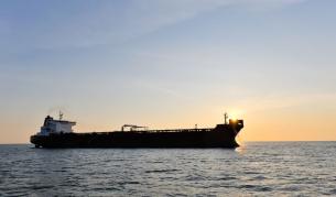 Лошото време все още не позволява евакуация на екипажа на танкера, заседнал край Ахтопол