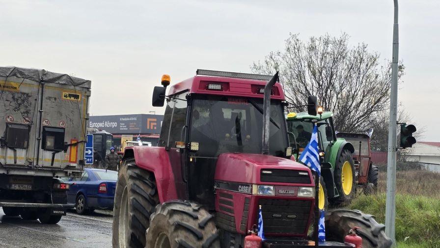 Протестът на гръцките фермери блокира движението на тирове през "Кулата - Промахон"