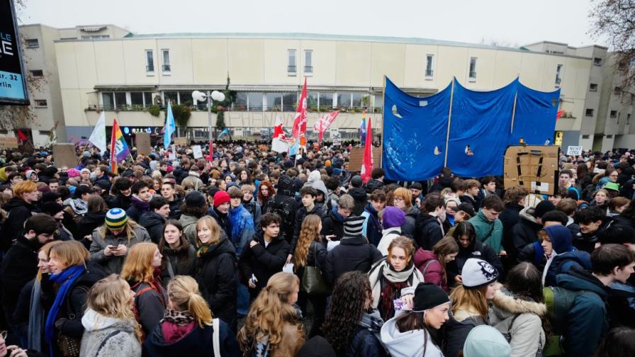 Хиляди ученици на протест срещу военната служба в Германия