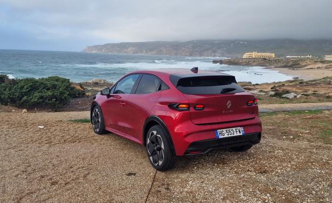 STOP&GO: 391 л, толкова е обемът на багажника, абсолютно същия като при петото поколение. При хибрида обаче обемът пада до 309 л.