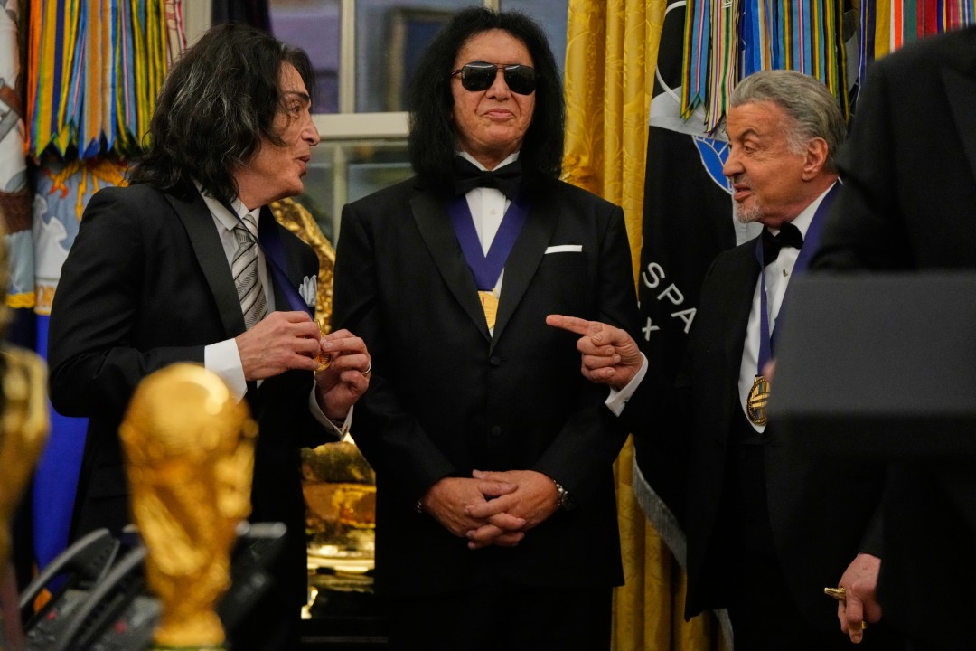 <p>Президентът на САЩ Доналд Тръмп връчи медали на носителите на наградите на &quot;Кенеди център&quot;. Сред отличените са кънтри певецът Джордж Стрейт, актьорът Силвестър Сталоун, диско иконата Глория Гейнър и рок групата KISS.</p>