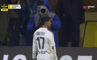 Левски поведе под дъжда на 