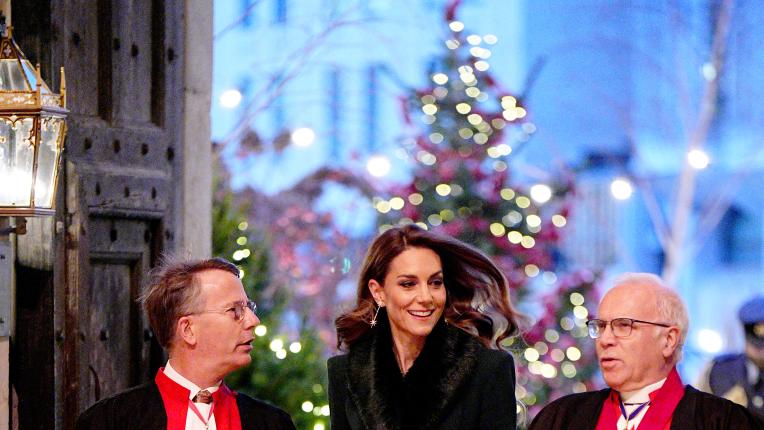 Децата на Кейт Мидълтън трогнаха с жест по време на коледния ѝ концерт (СНИМКИ)