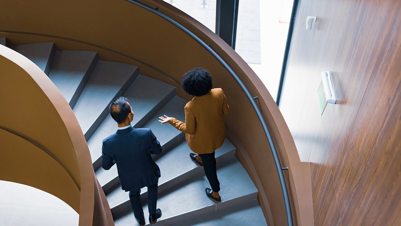 <p><strong>Изгаряйте калории, като извършвате ежедневни дейности</strong></p>

<p>NEAT е енергията, изразходвана по време на спонтанна, непланирана физическа активност, като например ходене или почистване. Човек може да изгори до 2000 калории на ден чрез NEAT.</p>