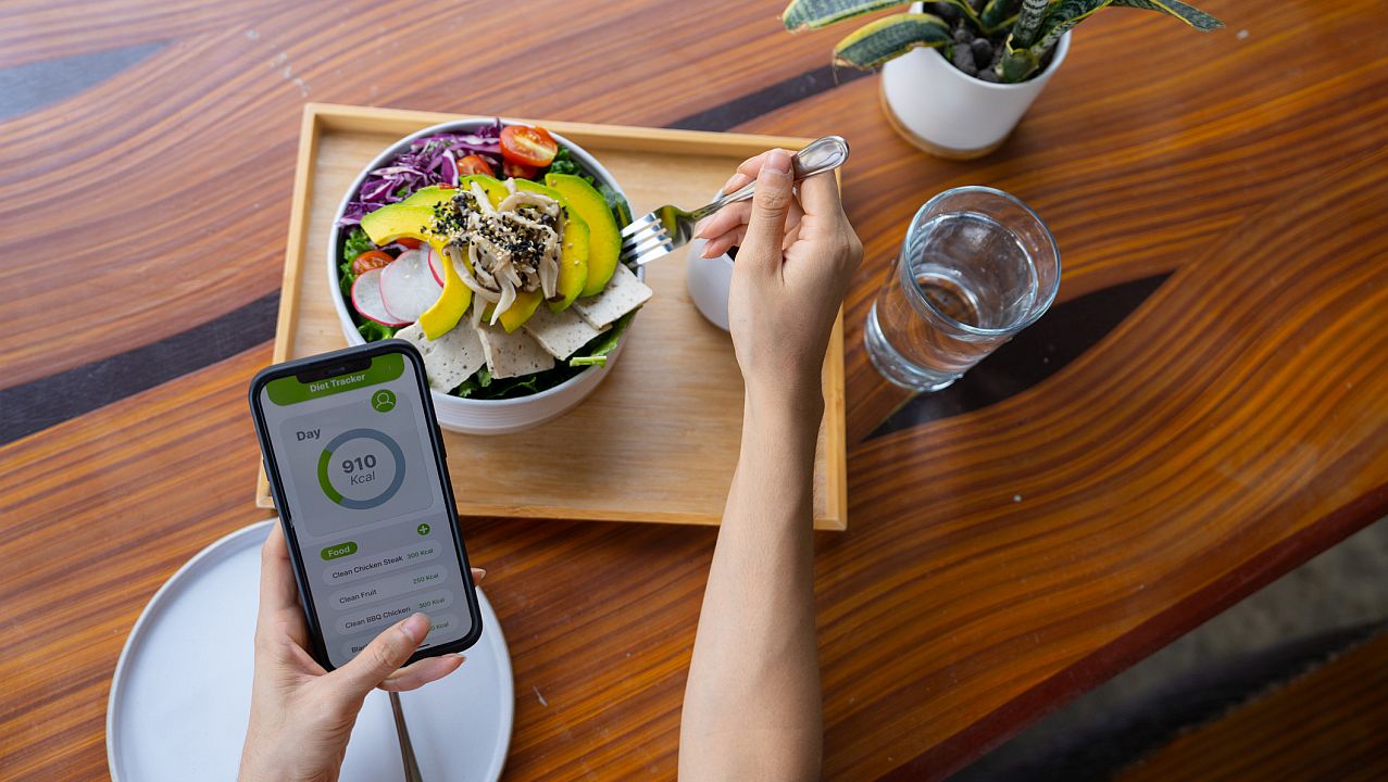 <p><strong>Следете напредъка си</strong></p>

<p>Ако вашата стратегия за отслабване включва проследяване на приема на храна, е добра идея да изтеглите приложение за проследяване на калории. Много по-бързо и лесно е да следите дневния си прием на калории, протеини, мазнини и въглехидрати, отколкото да сумирате всичко ръчно.</p>