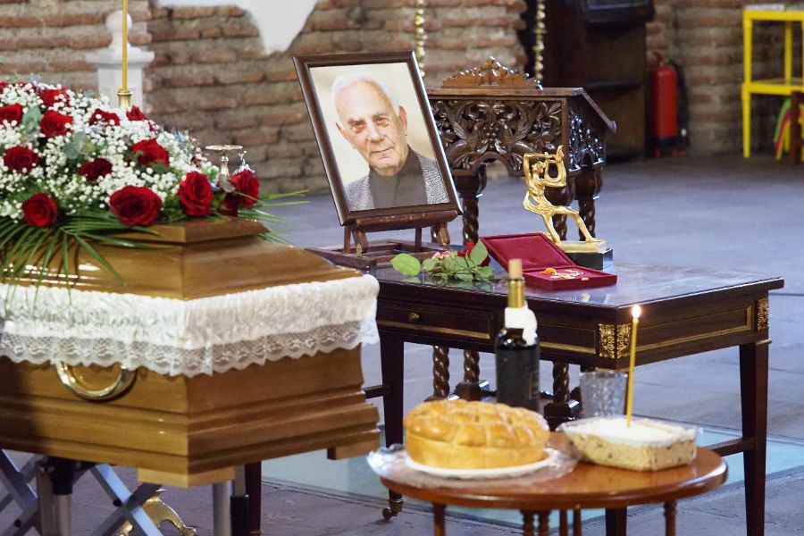 <p>Последно сбогом Найден Вълчев. Авторът на текста на популярната през 70-те години песен &bdquo;Една българска роза&ldquo; почина на 98-годишна възраст на 3 декември.</p>