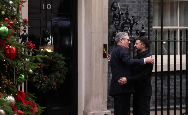 Президентът Зеленски пристигна в Лондон за срещи с Киър Стармър и Марк Рюте.