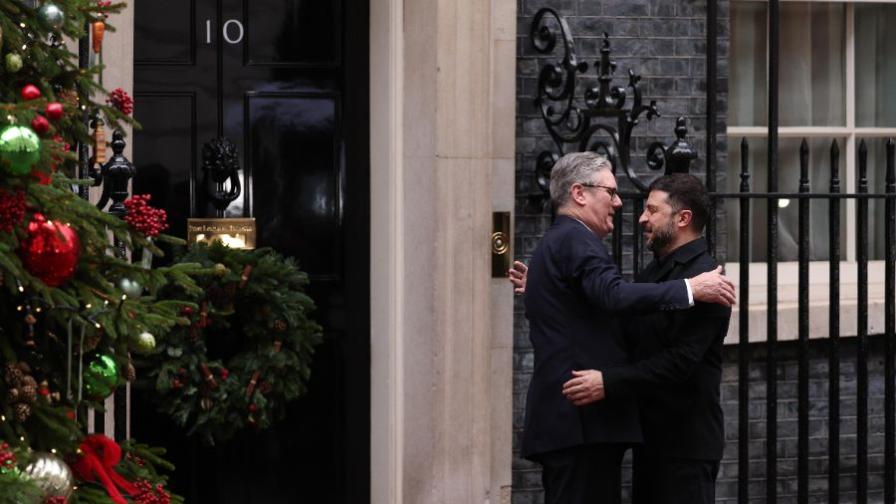 <p>Зеленски пристигна в Лондон</p>