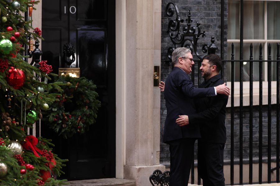 Президентът Зеленски пристигна в Лондон за срещи с Киър Стармър и Марк Рюте.