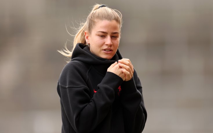 Съдят милионер, преследвал футболистка на Ливърпул със секс съобщения