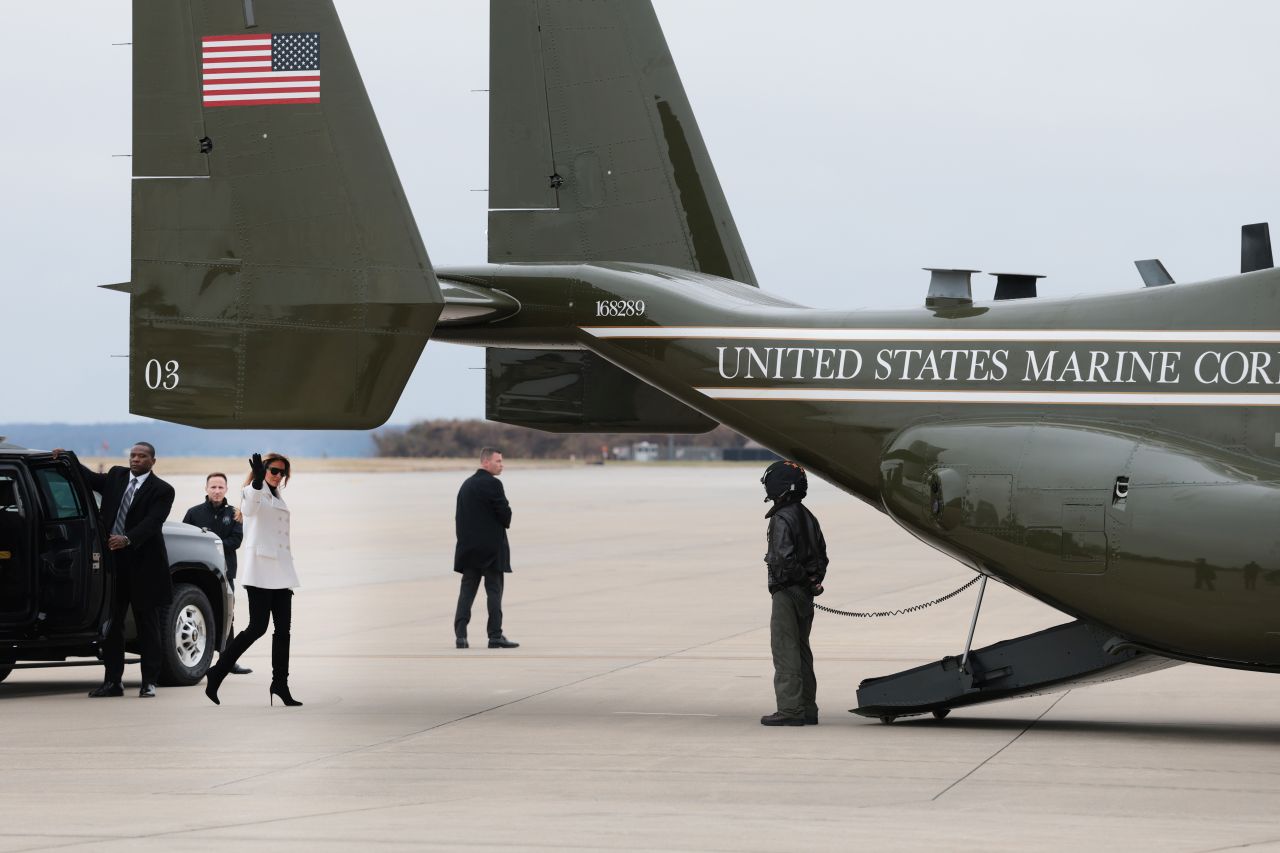 <p>Първата дама Мелания Тръмп призовава за любов по време на празничния сезон, партнира си с &bdquo;Играчки за децата&ldquo; и подкрепя военни семейства</p>