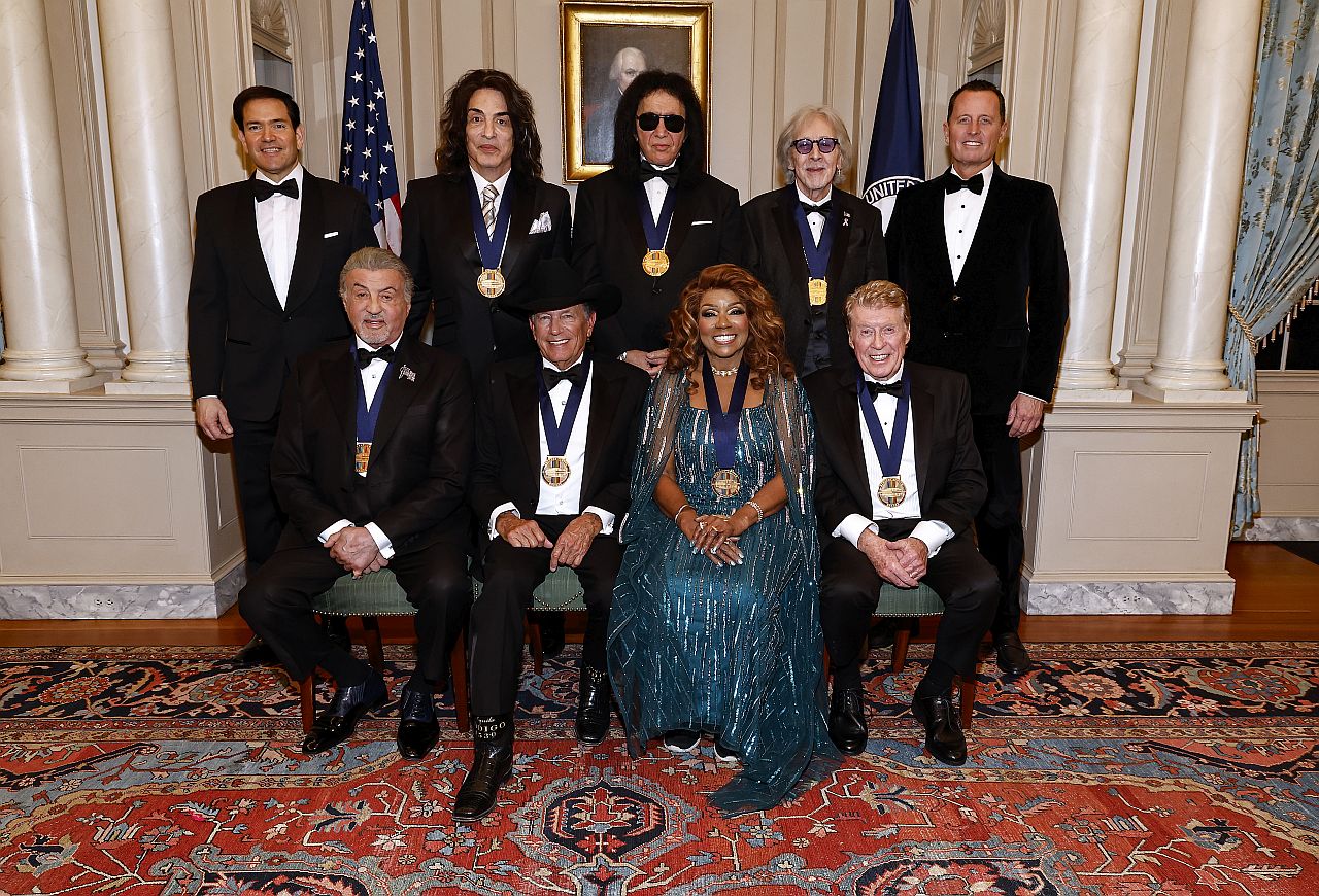 Легендата от „Роки“, на 79 години, се подпираше на елегантен черен бастун със златиста дръжка, докато правеше внушително влизане в Kennedy Center Opera House в събота вечер, където беше почетен като един от тазгодишните носители на отличието. ъпреки новата си опора на бастуна, Сталоун се усмихваше, разговаряше с други отличени и изглеждаше готов да се наслади на вечерта – макар че бавната и внимателна походка рязко контрастираше с безстрашния екшън герой.