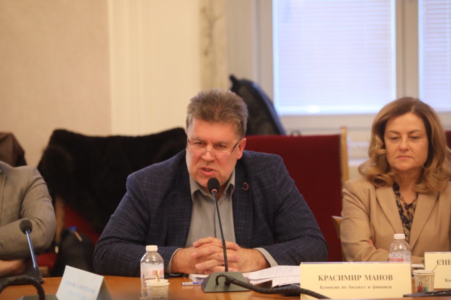 <p>Законопроектът за държавния бюджет на България за 2026 г. бе приет на първо четене от Комисията по бюджет и финанси към Народното събрание с 12 гаса "за", 8 гласа "против" и нито един глас "въздържал се".</p>