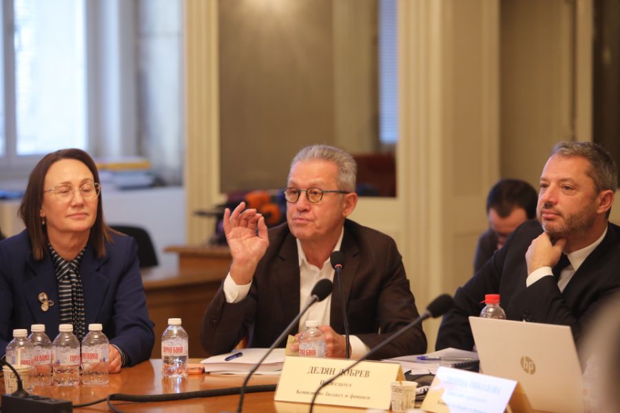 <p>Законопроектът за държавния бюджет на България за 2026 г. бе приет на първо четене от Комисията по бюджет и финанси към Народното събрание с 12 гаса "за", 8 гласа "против" и нито един глас "въздържал се".</p>