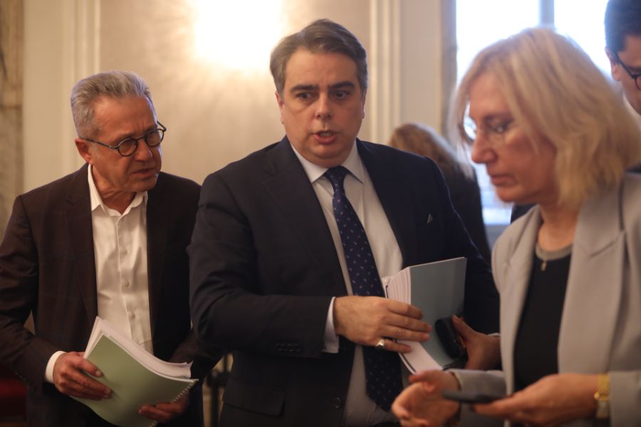 <p>Законопроектът за държавния бюджет на България за 2026 г. бе приет на първо четене от Комисията по бюджет и финанси към Народното събрание с 12 гаса "за", 8 гласа "против" и нито един глас "въздържал се".</p>