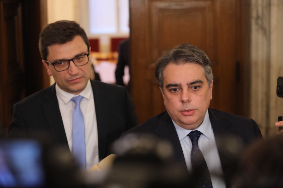 <p>Законопроектът за държавния бюджет на България за 2026 г. бе приет на първо четене от Комисията по бюджет и финанси към Народното събрание с 12 гаса &quot;за&quot;, 8 гласа &quot;против&quot; и нито един глас &quot;въздържал се&quot;.</p>