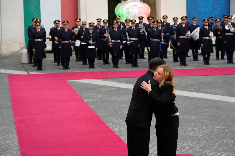 <p>Премиерът на Италия Джорджа Мелони прие в сградата на италианския министерски съвет в Рим президента на Украйна Володимир Зеленски, предаде АНСА.</p>