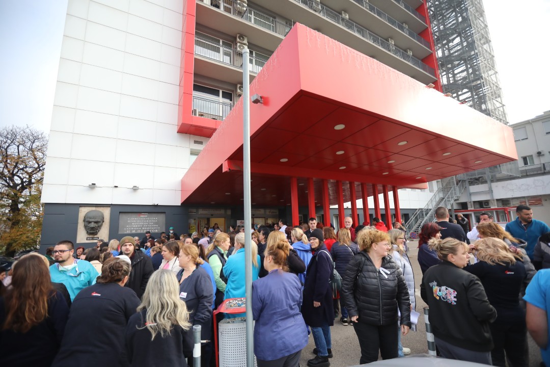 <p>Медицински сестри, лаборанти, акушери и други здравни специалисти излязоха на протест заради срамно ниските възнаграждения и неизпълнените обещания на управляващите за по-високи заплати.</p>