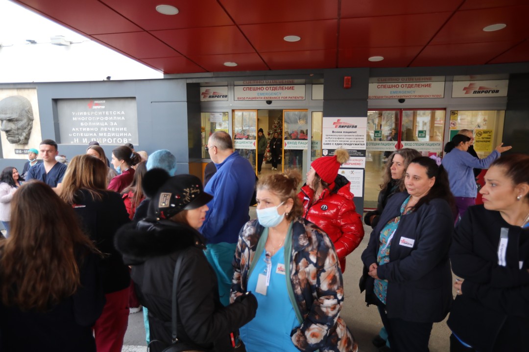 <p>Медицински сестри, лаборанти, акушери и други здравни специалисти излязоха на протест заради срамно ниските възнаграждения и неизпълнените обещания на управляващите за по-високи заплати.</p>