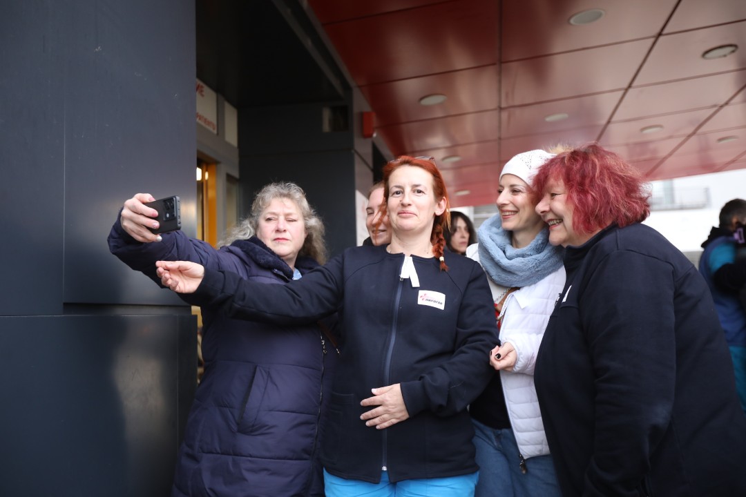 <p>Медицински сестри, лаборанти, акушери и други здравни специалисти излязоха на протест заради срамно ниските възнаграждения и неизпълнените обещания на управляващите за по-високи заплати.</p>