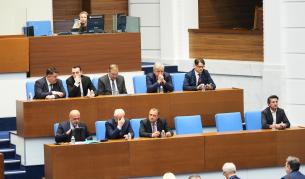 Близо 4 часа дебати по шестия вот на недоверие срещу кабинета "Желязков"