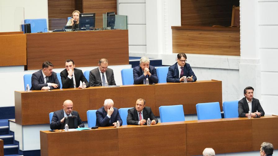 Близо 4 часа дебати по шестия вот на недоверие срещу кабинета "Желязков"