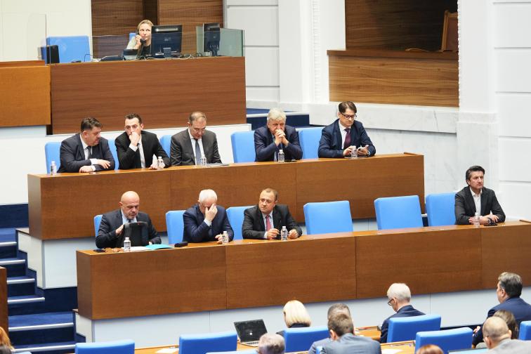 Близо 4 часа дебати по шестия вот на недоверие срещу